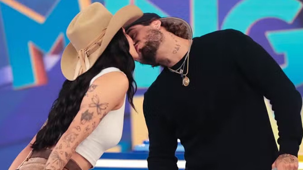 Ana Castela e Zé Felipe trocam beijo em gravação do Domingo Legal: ‘Juntos!’