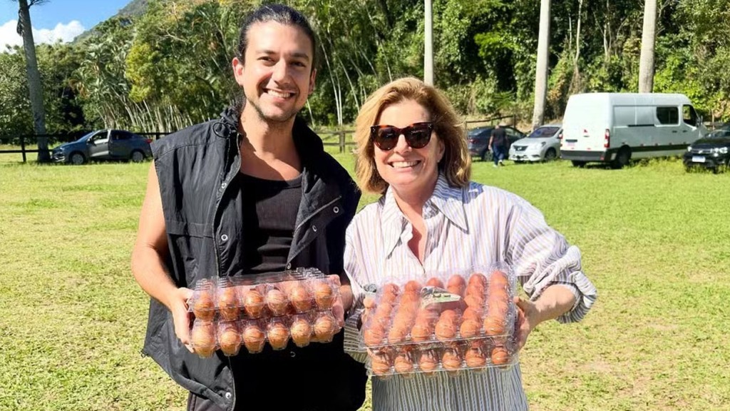 Debora Bloch mostra bastidores de Vale Tudo e presente inusitado: ‘Toc, toc, toc’