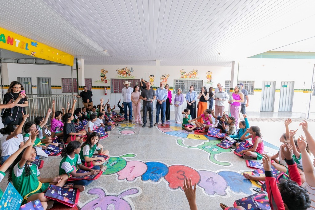 Prefeito anuncia "Pix do Dia do Professor" como forma de homenagem aos profissionais da Educação