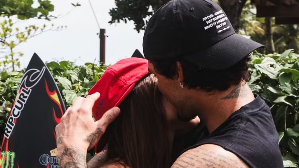 Gabriel Medina impressiona namorada com homenagem em pranchas e ganha chamego